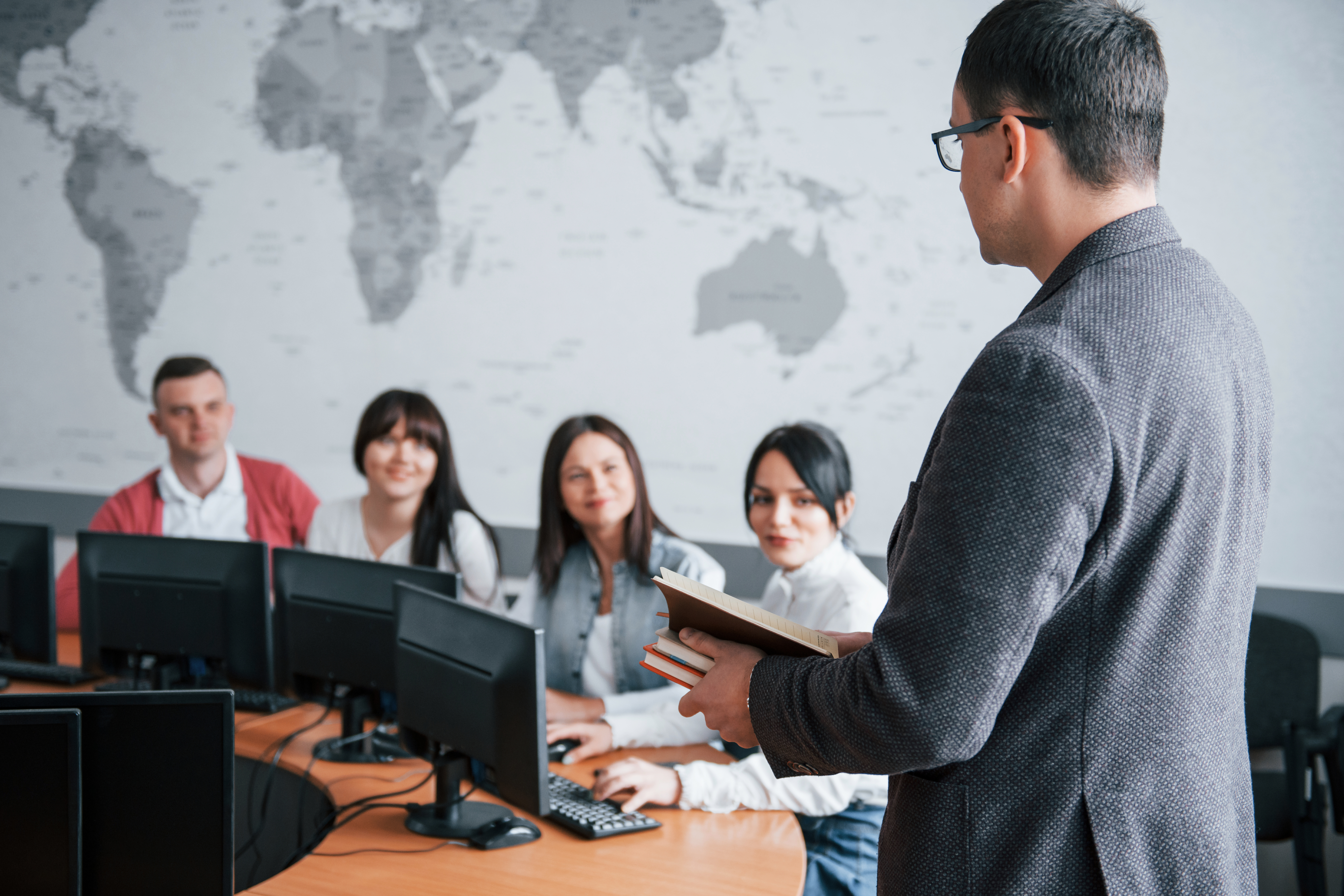 إدارة الموارد البشرية (تعزيز الاقتدار وزيادة الاحتفاظ بالموظفين)